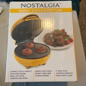 BRAND NEW , NWT Nostalgia MyMini lava and bundt cake maker!